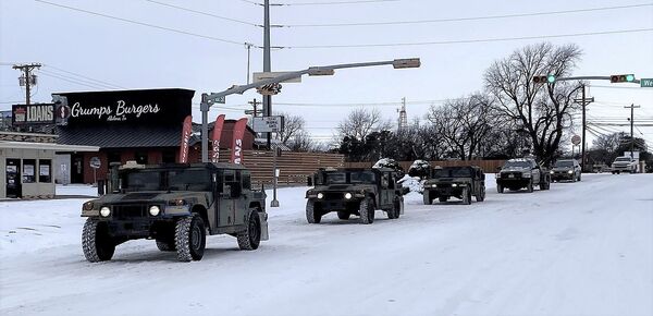 Военные машины в Техасе перевозят жителей во временные убежища из-за сильных морозов - Sputnik Латвия