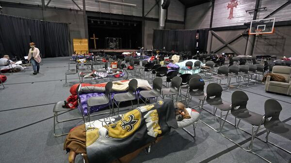 Бездомные отдыхают в центре обогрева в Хьюстоне, штат Техас, США - Sputnik Латвия