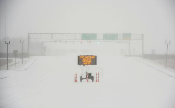 Автомобилистов предупреждают о снегопаде и ледяном дожде на трассе в штате Миссисипи - Sputnik Латвия