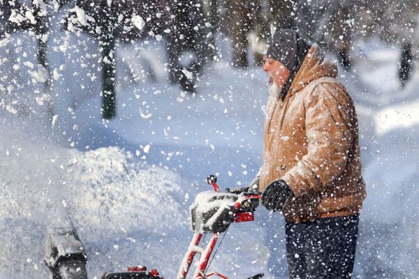 Житель Чикаго чистит улицу после снегопада - Sputnik Латвия