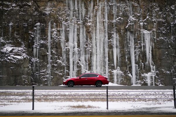 Автомобиль у покрытой льдом скалы в Луисвилле, Кентукки - Sputnik Латвия