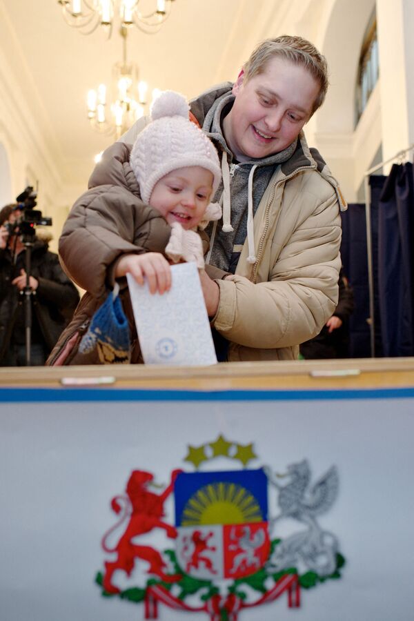 Референдум о статусе русского языка в Латвии 18 февраля 2012 года. Избирательный участок в Риге - Sputnik Латвия
