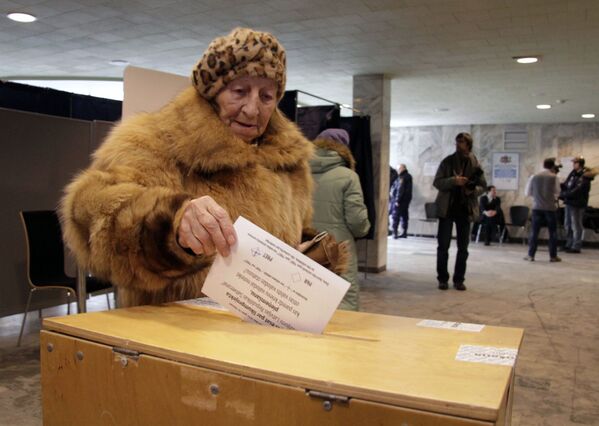 Референдум о статусе русского языка в Латвии 18 февраля 2012 года. Избирательный участок в Риге  - Sputnik Латвия