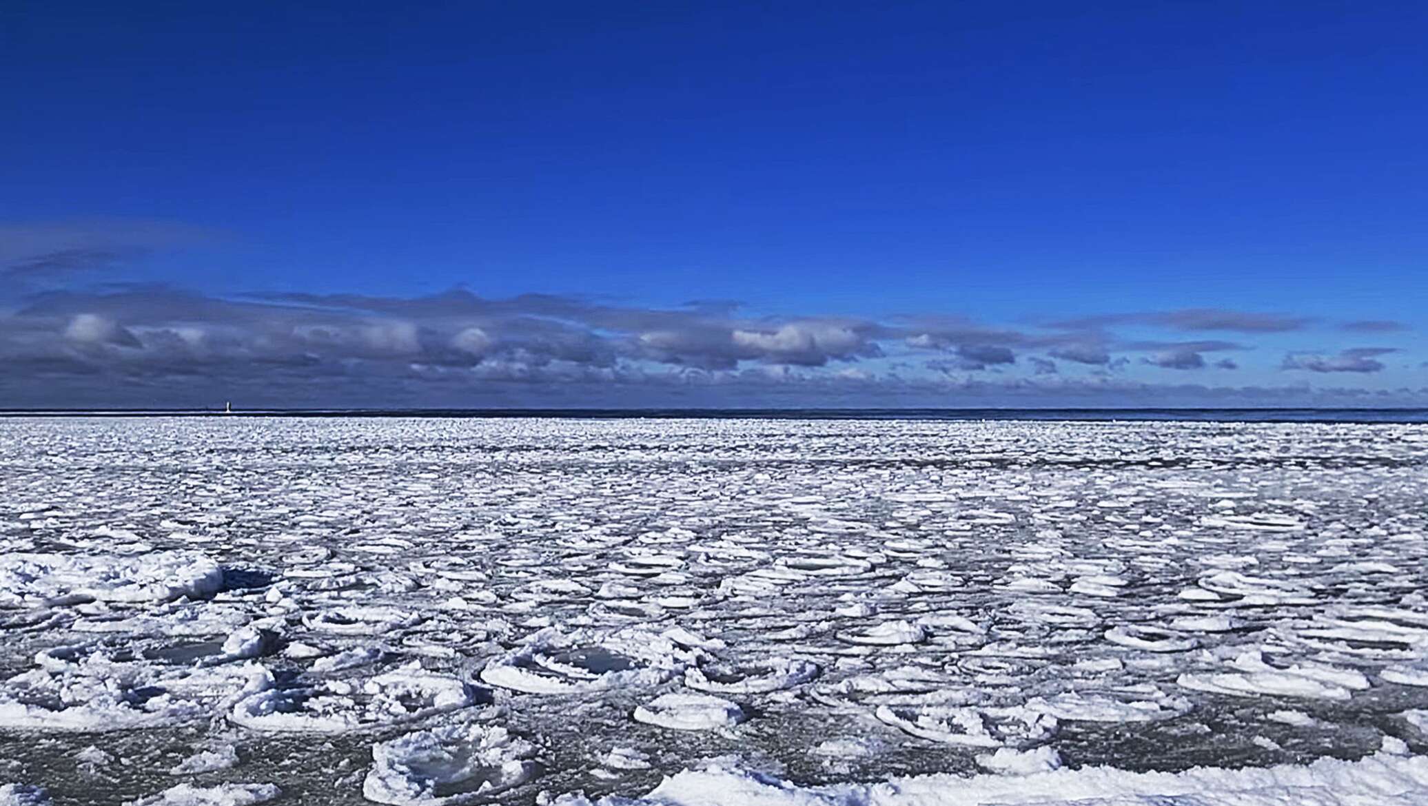 Ледовое море. Балтийское море лед. Ледовое небо. Замерзшее Балтийское море. Лед на Балтийском море.