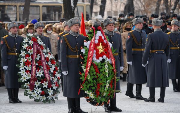 Karavīri svinīgās ziedu nolikšanas ceremonijā pie maršala Georga Žukova pieminekļa Tēvijas aizstāvja dienā Jekaterinburgā - Sputnik Latvija
