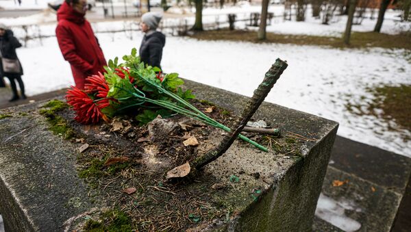 В ночь на 24 февраля в Екабпилсе вандалы украли пушку Зис-3 с могилы героев-освободителей Екабпилса от нацистских захватчиков - Sputnik Латвия