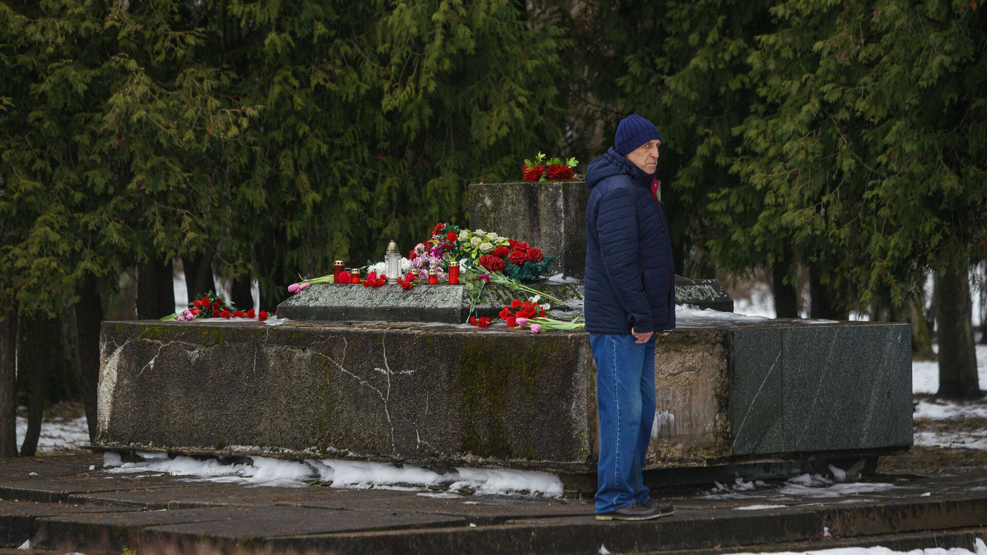 В ночь на 24 февраля в Екабпилсе вандалы украли пушку ЗиС-3 с могилы героев-освободителей Екабпилса от нацистских захватчиков - Sputnik Латвия, 1920, 01.03.2021
