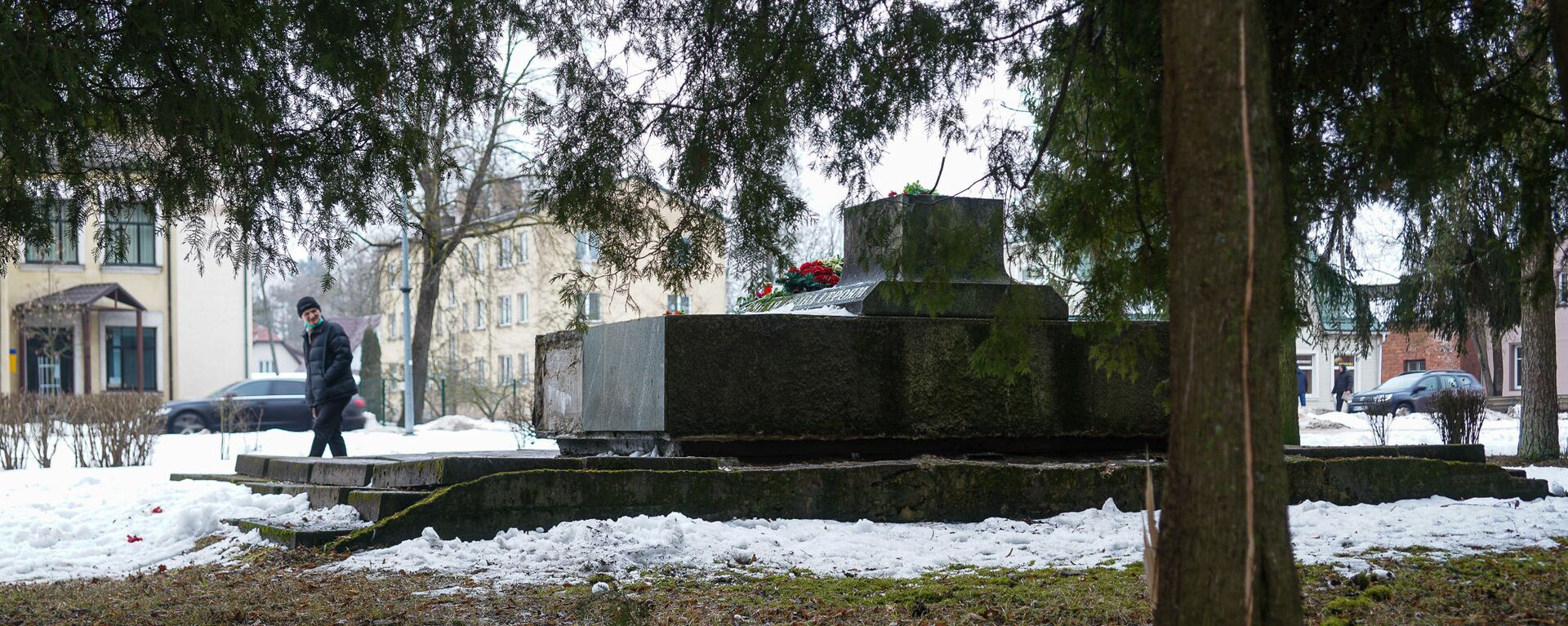 В ночь на 24 февраля в Екабпилсе вандалы украли пушку ЗиС-3 с могилы героев-освободителей Екабпилса от нацистских захватчиков - Sputnik Латвия, 1920, 28.06.2021