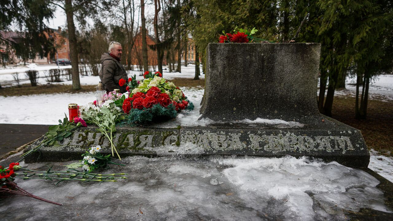 Селфи на фоне ржавого штыря и свежие цветы воинам: что в Екабпилсе думают о  краже пушки - 25.02.2021, Sputnik Латвия