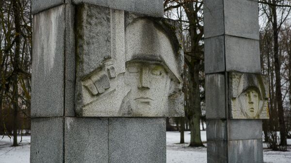 Стела в мемориале освободителям города и Героям Советского Союза в Екабпилсе - Sputnik Латвия