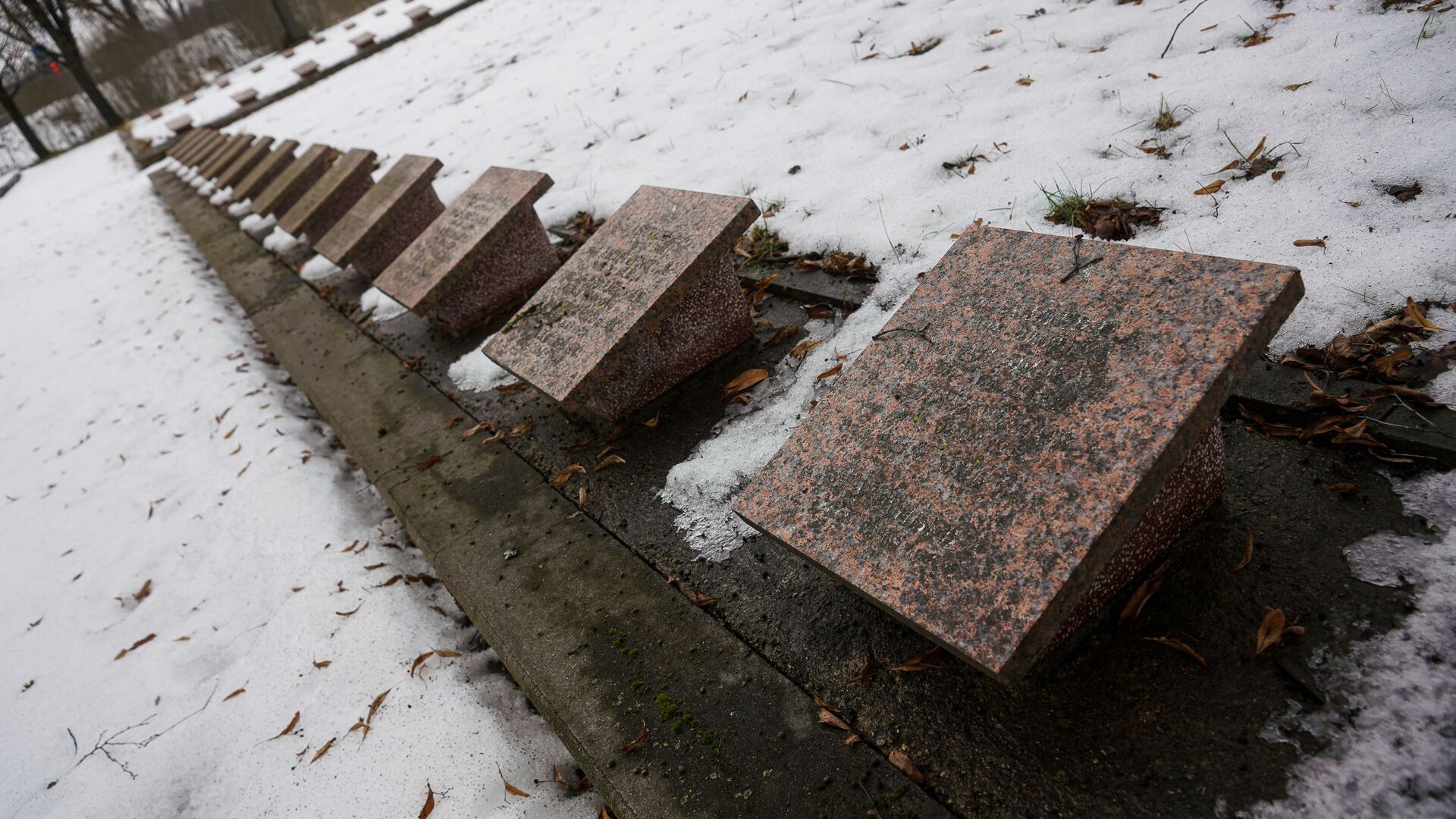Памятные плиты на Братском кладбище в Екабпилсе - Sputnik Латвия, 1920, 16.03.2021