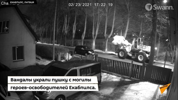 Вывоз пушки с разрушенного монумента в Екабпилсе попал на видео - Sputnik Латвия