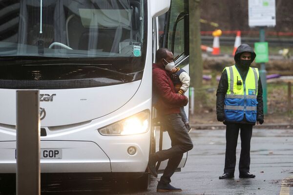Пассажира с ребенком привезли на автобусе в отель Holiday Inn возле аэропорта Хитроу для отбывания обязательного карантина - Sputnik Латвия