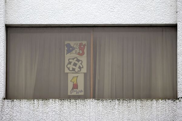 Рисунки, вывешенные постояльцами в окне отеля Renaissance London Heathrow - Sputnik Латвия