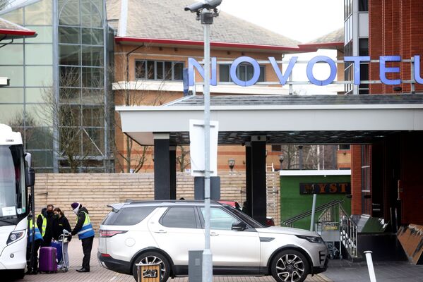 Служба безопасности провожает постояльцев в отель Novotel в лондонском аэропорту Хитроу - Sputnik Латвия