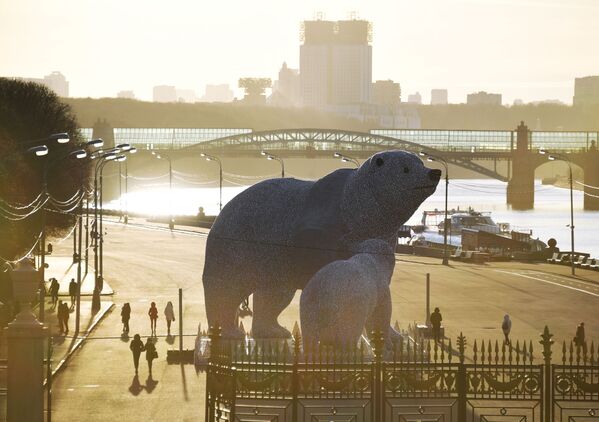 Фигуры белых медведей в Центральном парке культуры и отдыха имени Горького в Москве - Sputnik Латвия