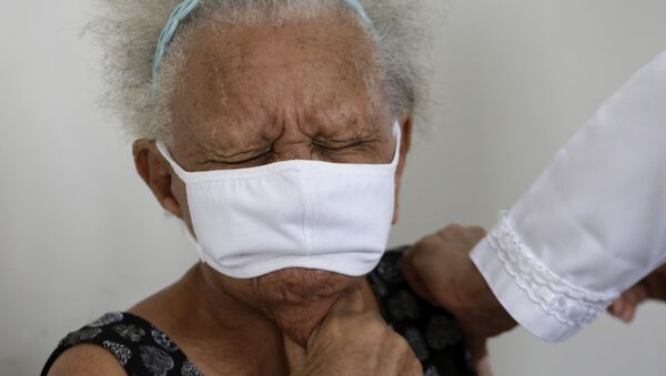 90-летняя Жюстина Батиста во время вакцинации против COVID-19 китайской вакциной Sinovac в Бразилиа, Бразилия - Sputnik Латвия