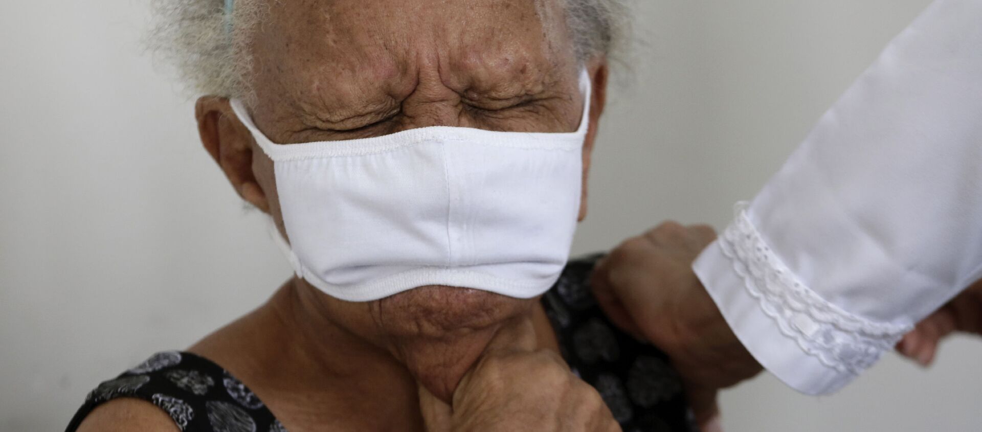 90-летняя Жюстина Батиста во время вакцинации против COVID-19 китайской вакциной Sinovac в Бразилиа, Бразилия - Sputnik Латвия, 1920, 03.03.2021