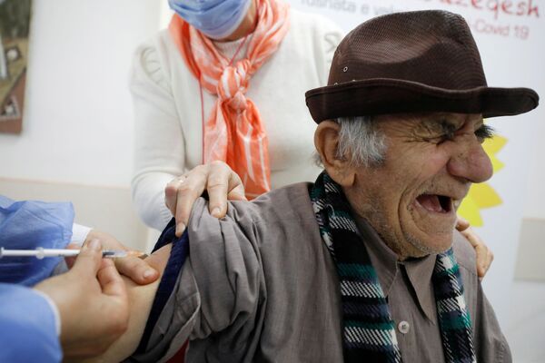 Обитатель дома престарелых в Фиери, Албания, во время вакцинации препаратом от коронавируса Pfizer/BioNTech - Sputnik Латвия