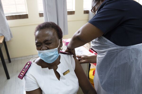 Медицинский работник вакцинируется препаратом Johnson & Johnson в госпитале Клерксдорпа в ЮАР - Sputnik Латвия