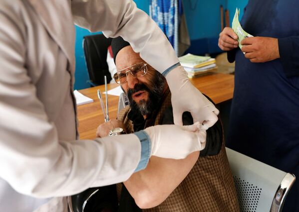 Сотрудник больницы во время вакцинации препаратом AstraZeneca в Кабуле, Афганистан  - Sputnik Латвия