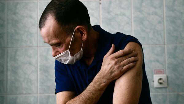 Житель поселка Староуткинск Свердловской области во время вакцинации против COVID-19 российской вакциной Спутник V - Sputnik Латвия