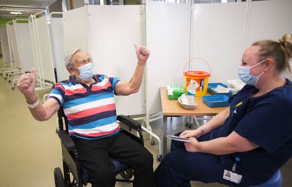 98-летний Генри (Джек) Воукс после вакцинации препаратом Pfizer/BioNTech в Бристоле, Англия - Sputnik Латвия