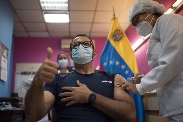 Медработник одной из больниц Каракаса, Венесуэла, во время вакцинации российским препаратом Гам Ковид Вак (Sputnik V) - Sputnik Латвия