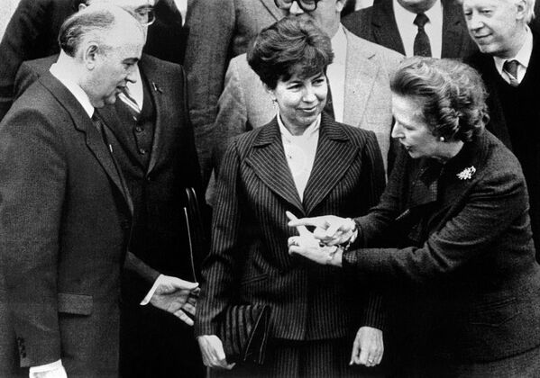 Горбачев со своей супругой Раисой в Лондоне с премьер-министром Великобритании Маргарет Тэтчер - Sputnik Латвия
