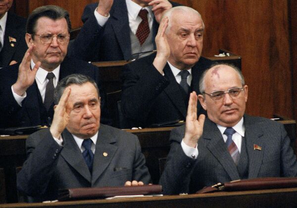 Андрей Громыко и Михаил Горбачев в президиуме Верховного Совета РСФСР - Sputnik Латвия