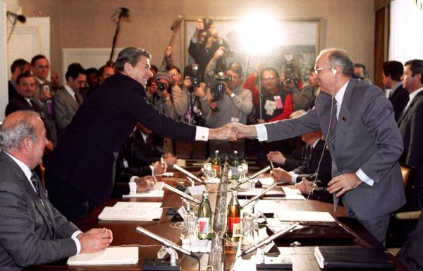 Первая встреча Михаила Горбачева и Рональда Рейгана - Sputnik Латвия