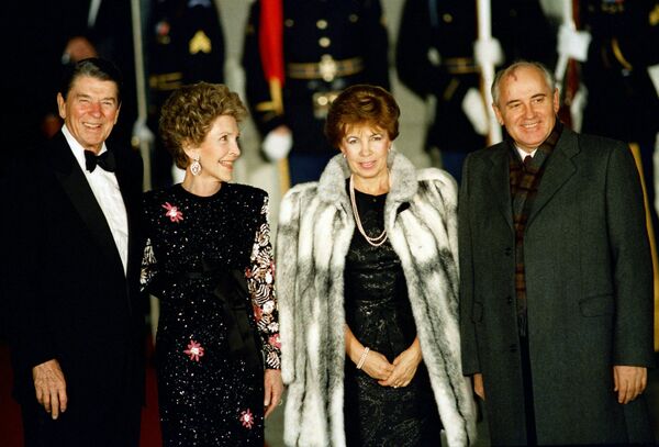 Президент Рональд Рейган и первая леди Нэнси Рейган, Михаил Горбачев и его жена Раиса перед торжественным ужином в Белом доме - Sputnik Латвия