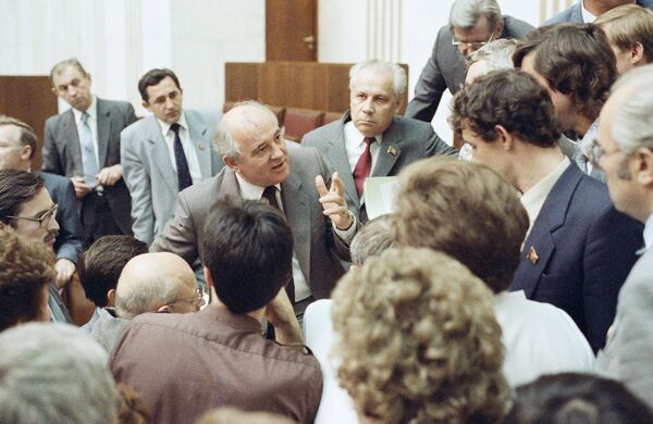 Горбачев спорит с депутатами на заседании Верховного Совета в 1989 году - Sputnik Латвия