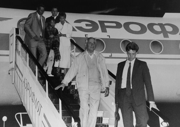 Президент СССР М.С. Горбачев возвратился в Москву из Фороса - Sputnik Латвия