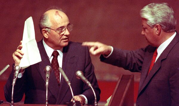 Президент СССР Михаил Сергеевич Горбачев держит стенографические записи, данные ему президентом Российской Федерации Борисом Ельциным - Sputnik Латвия