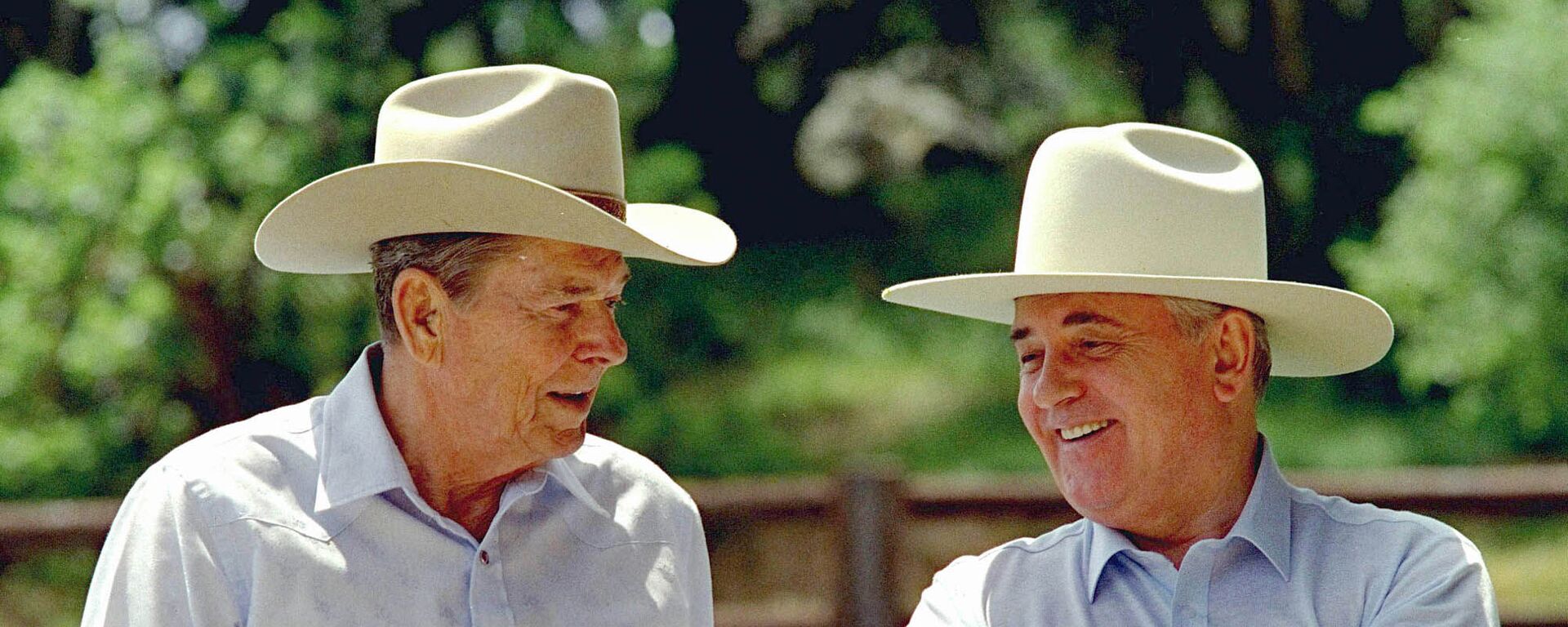 Горбачев и Рейган на ранчо в США в 1992 году - Sputnik Latvija, 1920, 03.06.2021