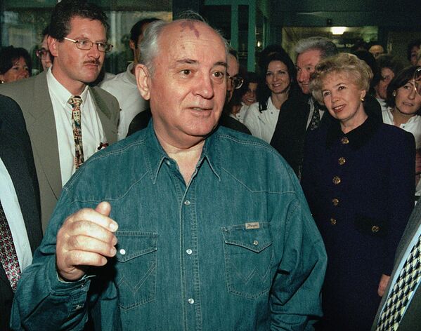 Горбачев 6 ноября 1997 года в Берне, Швейцария - Sputnik Латвия