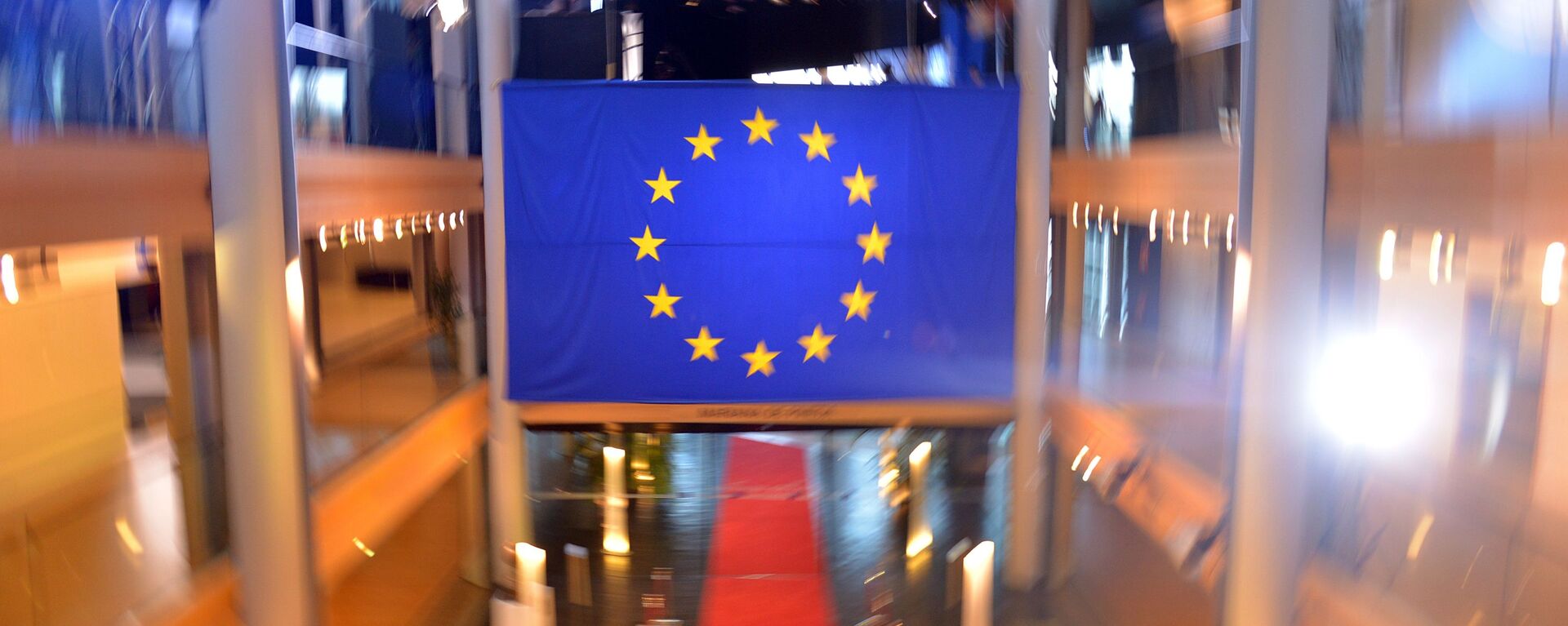 Флаг Евросоюза в главном здании Совета Европы в Страсбурге - Sputnik Латвия, 1920, 14.12.2021