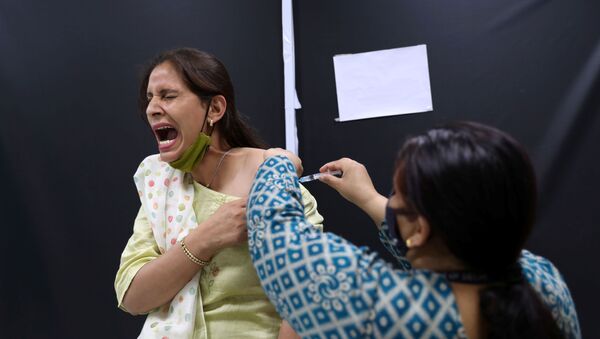 Сотрудница Serum Institute of India во время вакцинации против COVID-19 вакциной индийского производства CoviShield компании AstraZeneca - Sputnik Latvija