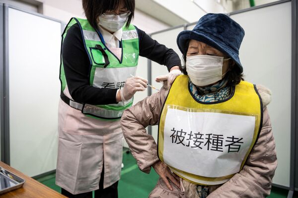 Медсестра во время учений по вакцинации против COVID-19 в Кавасаки, Япония - Sputnik Latvija