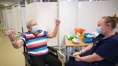 98-летний Генри (Джек) Воукс после вакцинации Pfizer-BioNTech в Бристоле, Англия