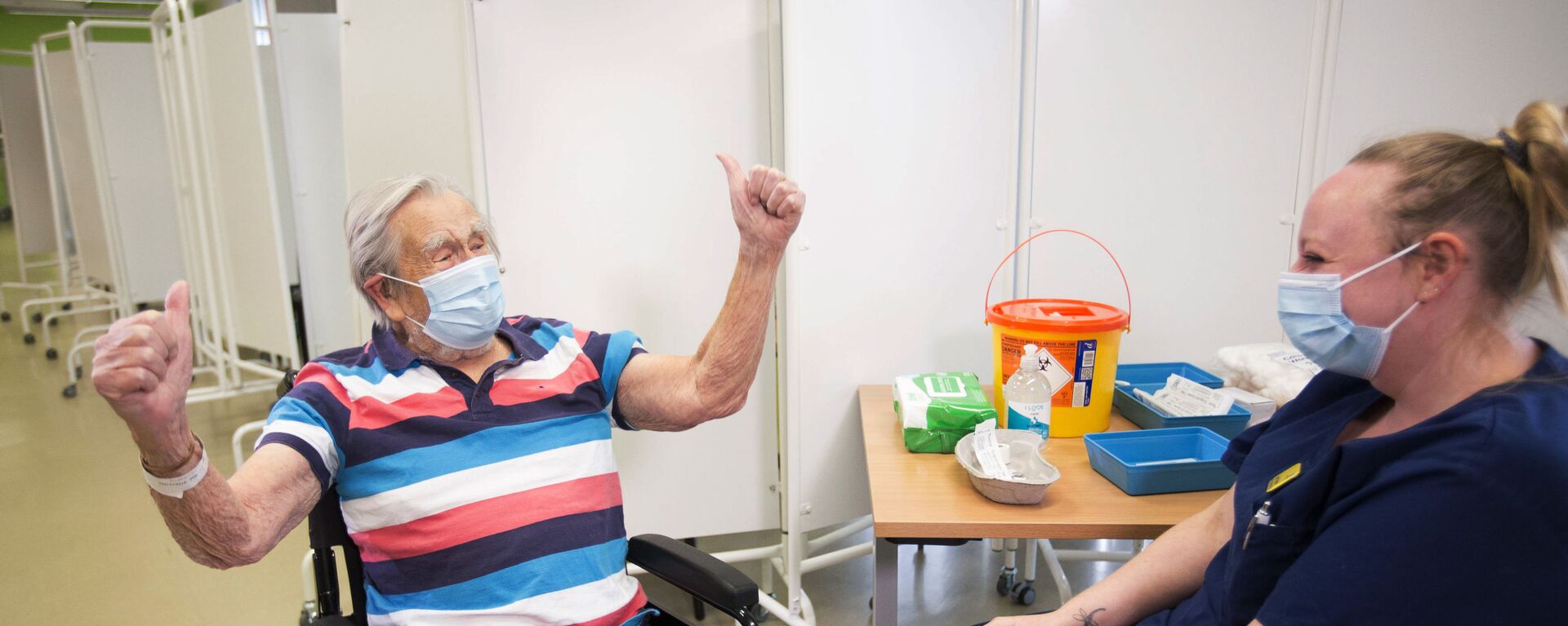 98-летний Генри (Джек) Воукс после вакцинации Pfizer-BioNTech в Бристоле, Англия - Sputnik Латвия, 1920, 23.06.2021