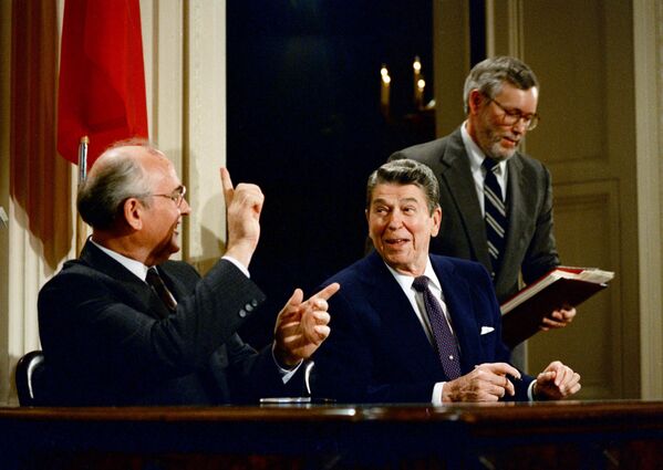 Генеральный секретарь ЦК КПСС Михаил Горбачев и президент США Рональд Рейган 8 декабря 1987 года - Sputnik Latvija