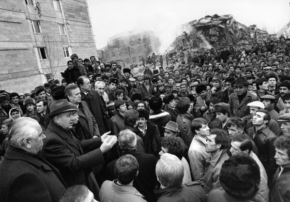 Горбачев обращается к жителям Ленинакана, сильно пострадавшего от Спитакского землетрясения - Sputnik Latvija