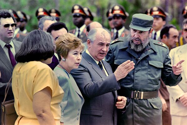 Президент Кубы Фидель Кастро с Михаилом Горбачевым и его женой Раисой - Sputnik Latvija