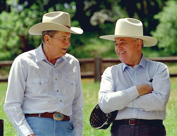 Горбачев и Рейган на ранчо в США в 1992 году - Sputnik Latvija