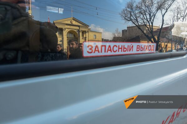 Prezidenta rezidences atspulgs policijas mikroautobusa logā opozīcijas mītiņa laikā Bagramjana prospektā pie Armēnijas Nacionālās sapulces ēkas, 3. marts, Erevāna - Sputnik Latvija