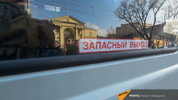 Отражение резиденции президента на проспекте Баграмяна в окне полицейского микроавтобуса во время митинга оппозиции (3 марта 2021). Еревaн - Sputnik Латвия