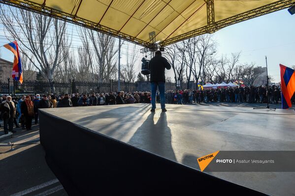 Opozīcijas mītiņš Bagramjana prospektā pie Armēnijas Nacionālās sapulces ēkas, 3. marts, Erevāna - Sputnik Latvija