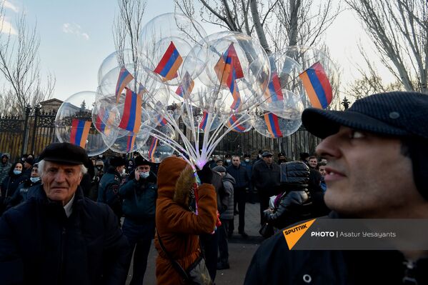 Продавщица воздушных шариков проходит среди активистов во время митинга оппозиции перед зданием Национального собрания Армении (3 марта 2021). Еревaн - Sputnik Латвия